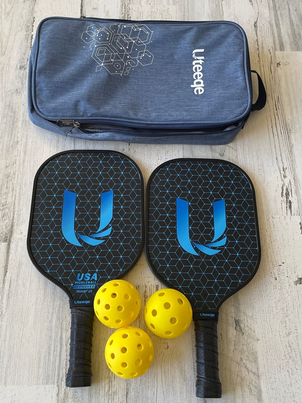 Uteeqe Blue Pickleball Paddle Set with 3 Yellow Balls & Carry Case Used Once